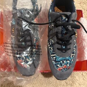 NWT1 Tory Burch Sneakers in Blue and Gray Floral, 7.5 (MSRP: $250)